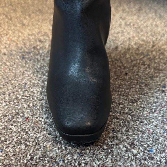 Elegant Black Ankle Boots - Picture 2 of 3